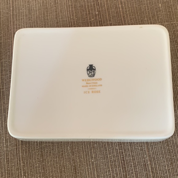 Wedgwood Bone China “ice rose” trinket box - Picture 4 of 5